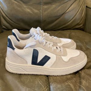 Veja V-10 sneakers size 8 (EUR: 39)